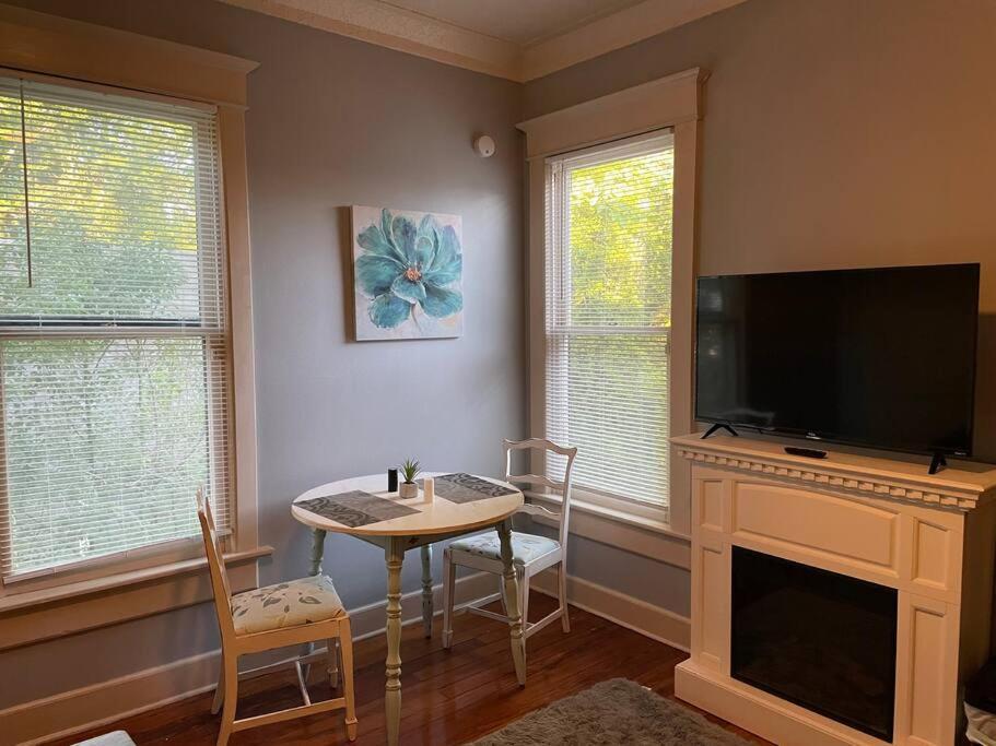Apartment Tuscawilla A, In Historic Downtown, Two Bed Two Bath